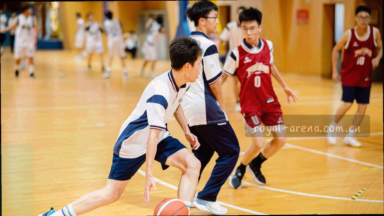 暗色背景上细密流动的数据纹理与金色细线，无文字与人物